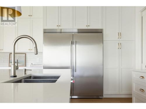 461 Swan Drive, Kelowna, BC - Indoor Photo Showing Kitchen With Double Sink With Upgraded Kitchen