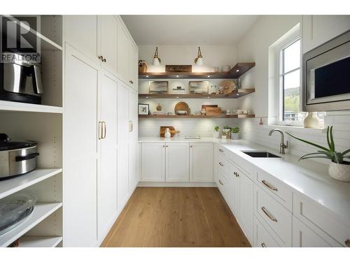 461 Swan Drive, Kelowna, BC - Indoor Photo Showing Kitchen