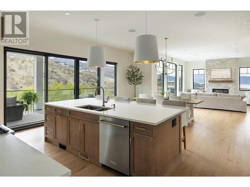 461 Swan Drive, Kelowna, BC - Indoor Photo Showing Kitchen With Double Sink With Upgraded Kitchen