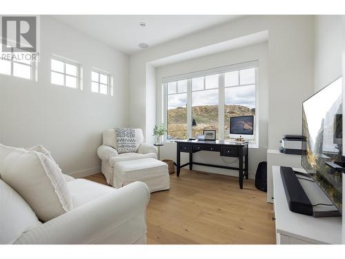 461 Swan Drive, Kelowna, BC - Indoor Photo Showing Living Room