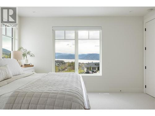 461 Swan Drive, Kelowna, BC - Indoor Photo Showing Bedroom