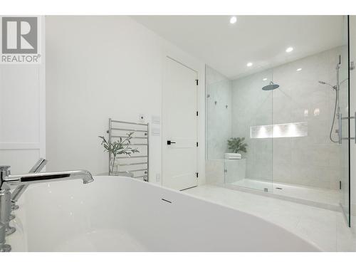 461 Swan Drive, Kelowna, BC - Indoor Photo Showing Bathroom