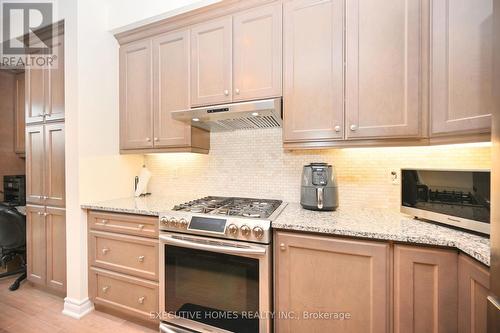 364 Wisteria Way, Oakville, ON - Indoor Photo Showing Kitchen With Upgraded Kitchen