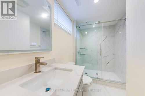 615 Cumberland Avenue E, Burlington, ON - Indoor Photo Showing Bathroom