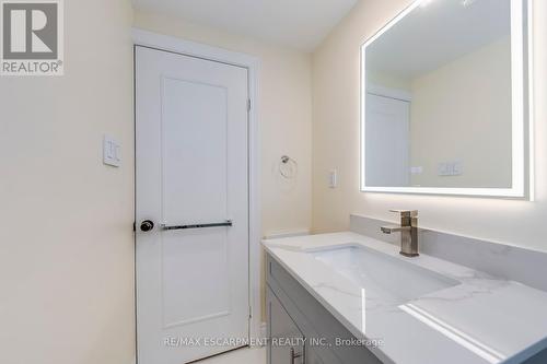 615 Cumberland Avenue E, Burlington, ON - Indoor Photo Showing Bathroom