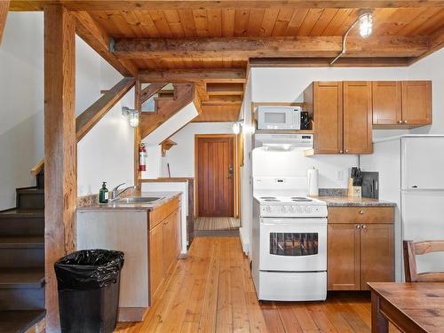 22-1002 Peninsula Rd, Ucluelet, BC - Indoor Photo Showing Kitchen