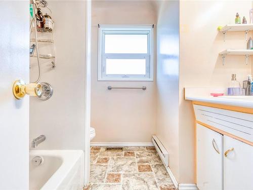 3930 Garnet Pl, Saanich, BC - Indoor Photo Showing Bathroom