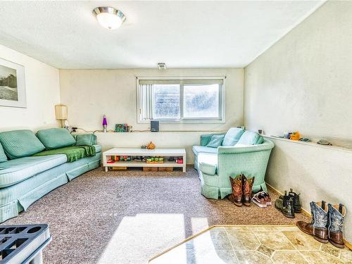 3930 Garnet Pl, Saanich, BC - Indoor Photo Showing Living Room