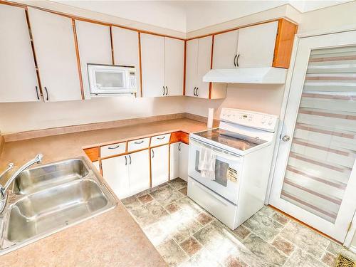 3930 Garnet Pl, Saanich, BC - Indoor Photo Showing Kitchen With Double Sink