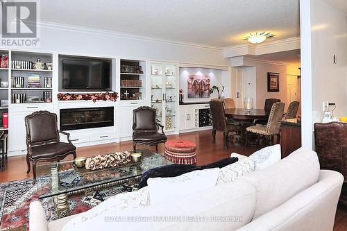 419 - 83 Woodbridge Avenue, Vaughan, ON - Indoor Photo Showing Living Room