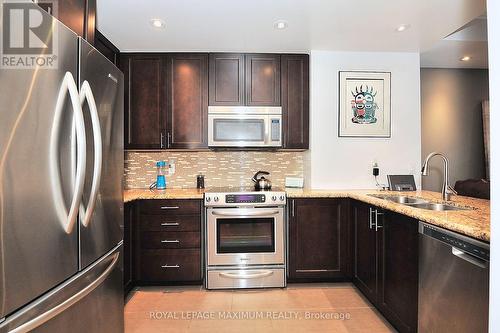 419 - 83 Woodbridge Avenue, Vaughan, ON - Indoor Photo Showing Kitchen With Stainless Steel Kitchen With Double Sink With Upgraded Kitchen