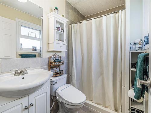 6092 Nelson Rd, Nanaimo, BC - Indoor Photo Showing Bathroom