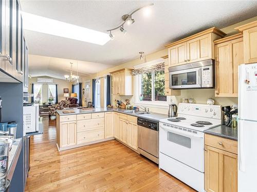 6092 Nelson Rd, Nanaimo, BC - Indoor Photo Showing Kitchen With Double Sink