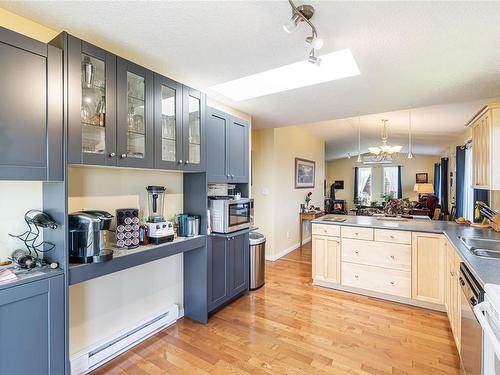 6092 Nelson Rd, Nanaimo, BC - Indoor Photo Showing Kitchen