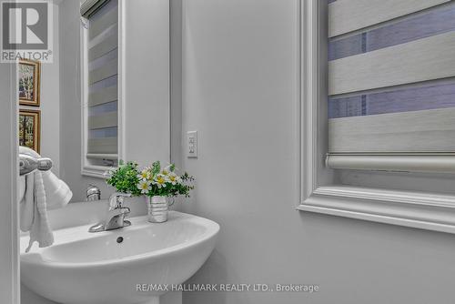 3951 Koenig Rd, Burlington, ON - Indoor Photo Showing Bathroom