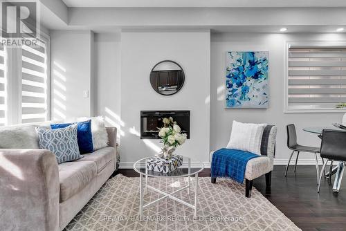 3951 Koenig Road, Burlington, ON - Indoor Photo Showing Living Room
