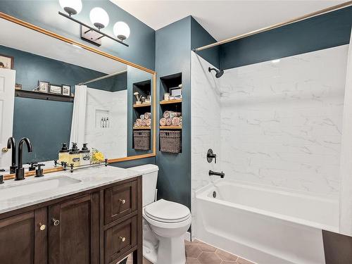 4202 Thornhill Cres, Saanich, BC - Indoor Photo Showing Bathroom