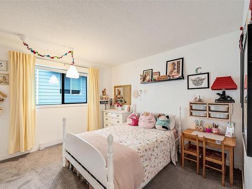 4202 Thornhill Cres, Saanich, BC - Indoor Photo Showing Bedroom