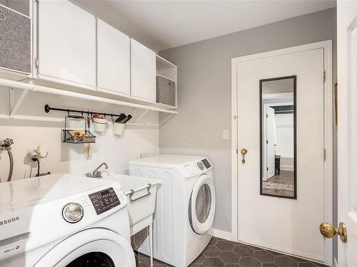 4202 Thornhill Cres, Saanich, BC - Indoor Photo Showing Laundry Room