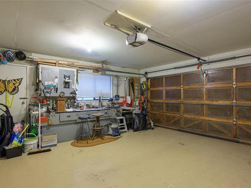 4202 Thornhill Cres, Saanich, BC - Indoor Photo Showing Garage