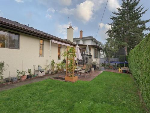 4202 Thornhill Cres, Saanich, BC - Outdoor