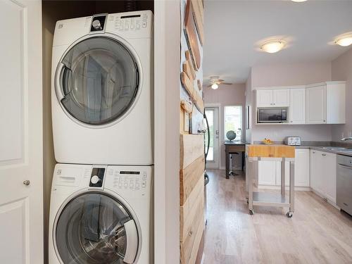 5 Stoneridge Dr, View Royal, BC - Indoor Photo Showing Laundry Room