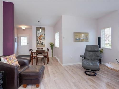 5 Stoneridge Dr, View Royal, BC - Indoor Photo Showing Living Room