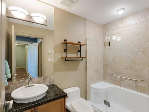 216-1642 Mckenzie Ave, Saanich, BC - Indoor Photo Showing Bathroom