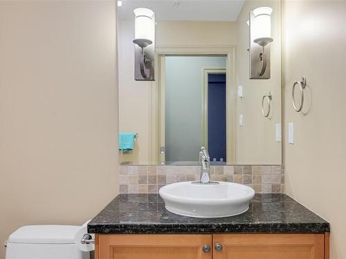 216-1642 Mckenzie Ave, Saanich, BC - Indoor Photo Showing Bathroom