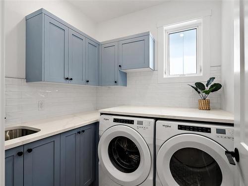 150 Atkins Rd, View Royal, BC - Indoor Photo Showing Laundry Room