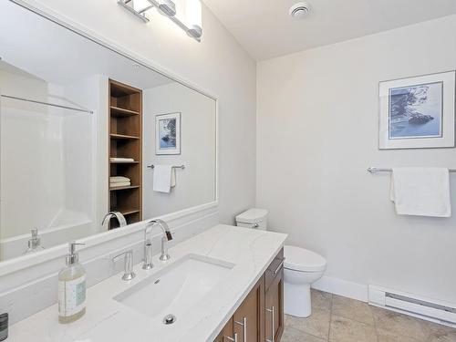 410-5332 Sayward Hill Cres, Saanich, BC - Indoor Photo Showing Bathroom