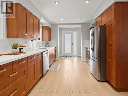 225 Eric Street, Clearview, ON - Indoor Photo Showing Kitchen