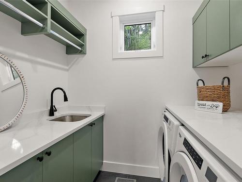 146 Atkins Rd, View Royal, BC - Indoor Photo Showing Laundry Room