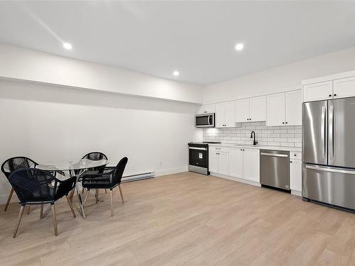 146 Atkins Rd, View Royal, BC - Indoor Photo Showing Kitchen