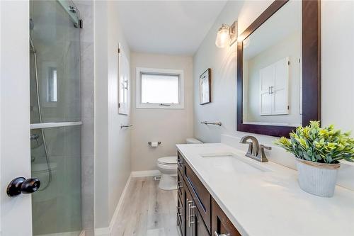 615 Cumberland Avenue, Burlington, ON - Indoor Photo Showing Bathroom
