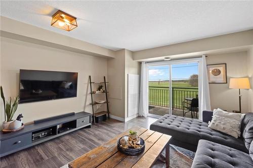 45 Kingsbury Square|Unit #402, Guelph, ON - Indoor Photo Showing Living Room