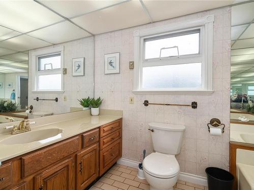 911 Galerno Rd, Campbell River, BC - Indoor Photo Showing Bathroom