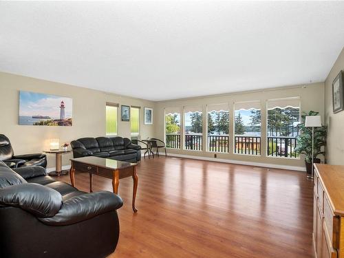 911 Galerno Rd, Campbell River, BC - Indoor Photo Showing Living Room