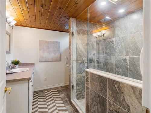 31 Donna Drive, Haldimand County, ON - Indoor Photo Showing Bathroom