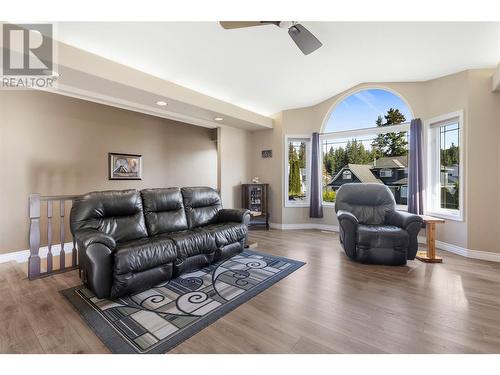 2407 4B Avenue Se, Salmon Arm, BC - Indoor Photo Showing Living Room