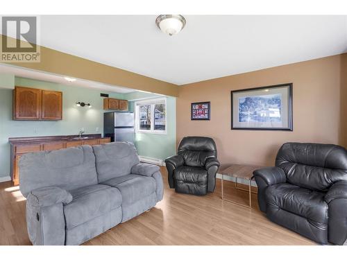 2407 4B Avenue Se, Salmon Arm, BC - Indoor Photo Showing Living Room