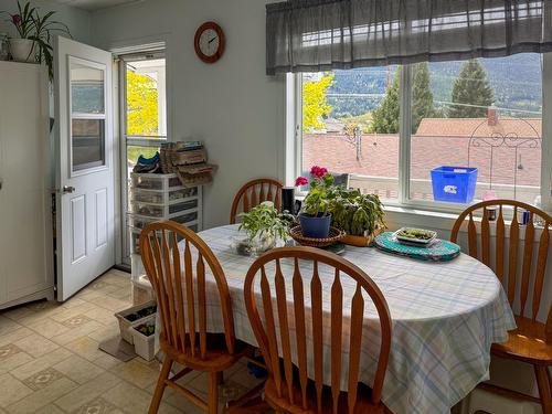 909 Innes Street, Nelson, BC - Indoor Photo Showing Kitchen With Double Sink