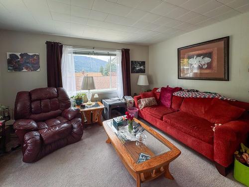 909 Innes Street, Nelson, BC - Indoor Photo Showing Living Room