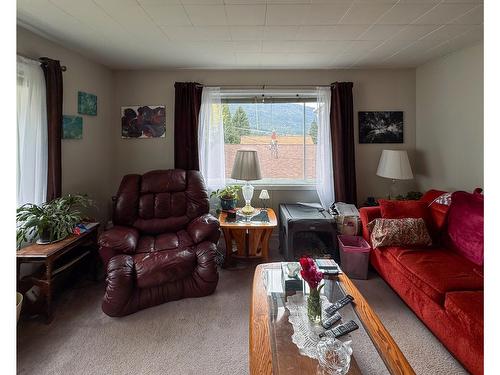 909 Innes Street, Nelson, BC - Indoor Photo Showing Living Room