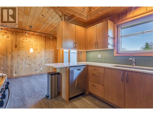901 Barrington Avenue, Penticton, BC - Indoor Photo Showing Kitchen