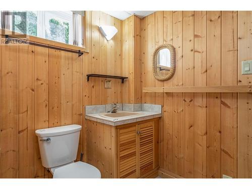 901 Barrington Avenue, Penticton, BC - Indoor Photo Showing Bathroom