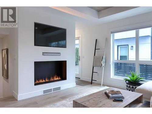 1308 Richter Street Unit# 101, Kelowna, BC - Indoor Photo Showing Living Room With Fireplace