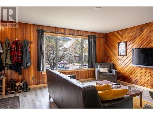 203 Second Street E, Revelstoke, BC - Indoor Photo Showing Living Room