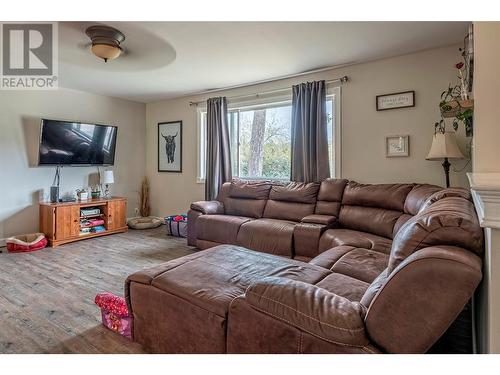 3965 Schubert Road, Armstrong, BC - Indoor Photo Showing Living Room
