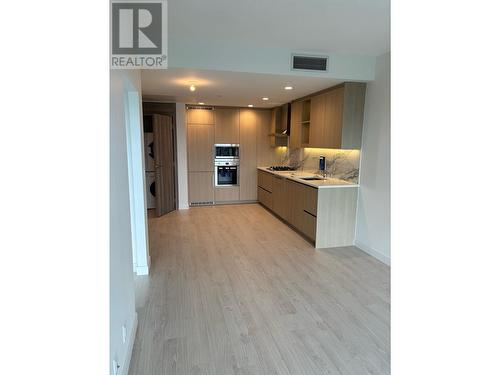 4805 4880 Lougheed Hwy, Burnaby, BC - Indoor Photo Showing Kitchen